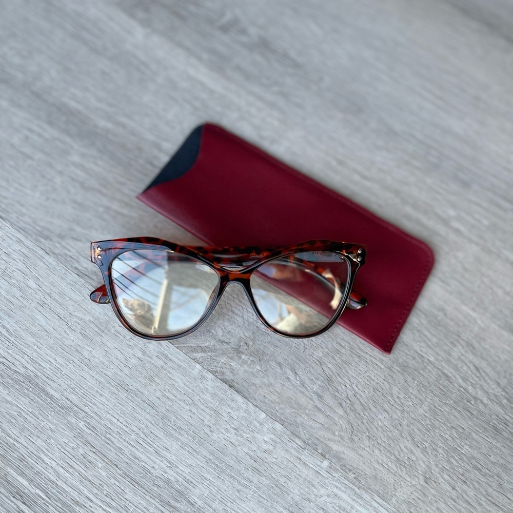 Amazon Essentials Tortoise Shell Glasses - Picture 5 of 6